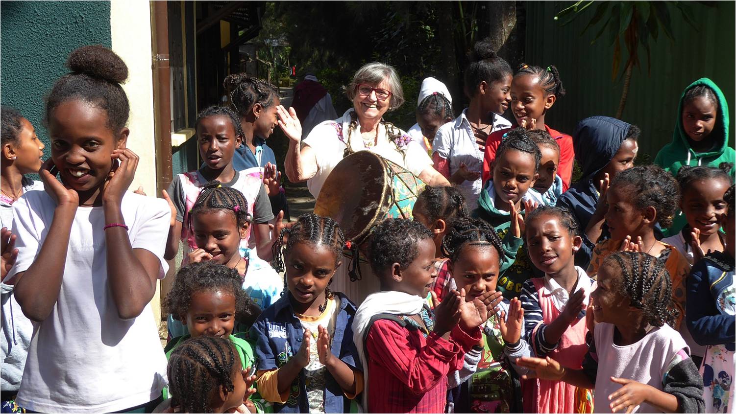 Musiziernede und singende Kinder in Sebeta