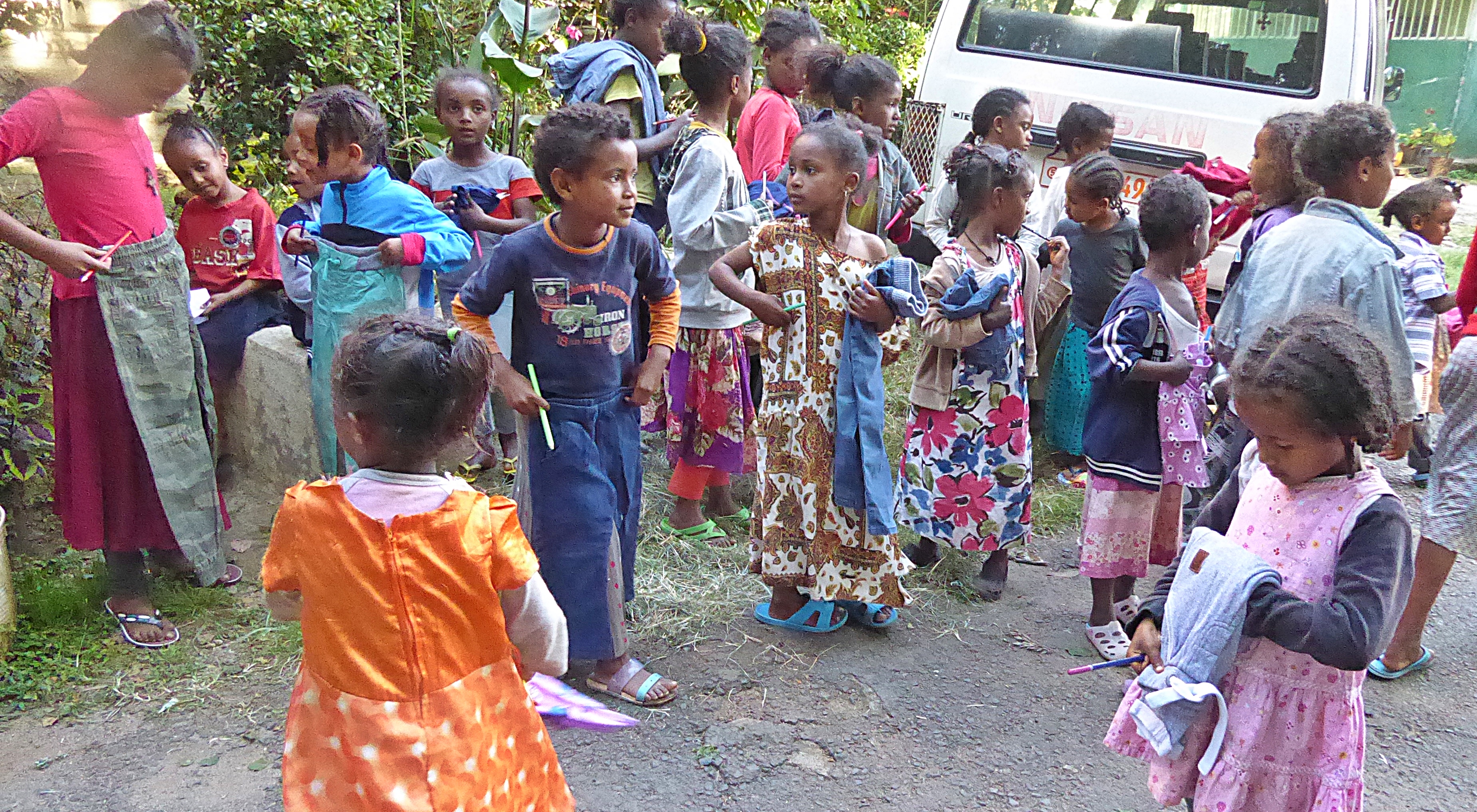 Verteilung der gespendeten Kinderkleidung in Sebeta