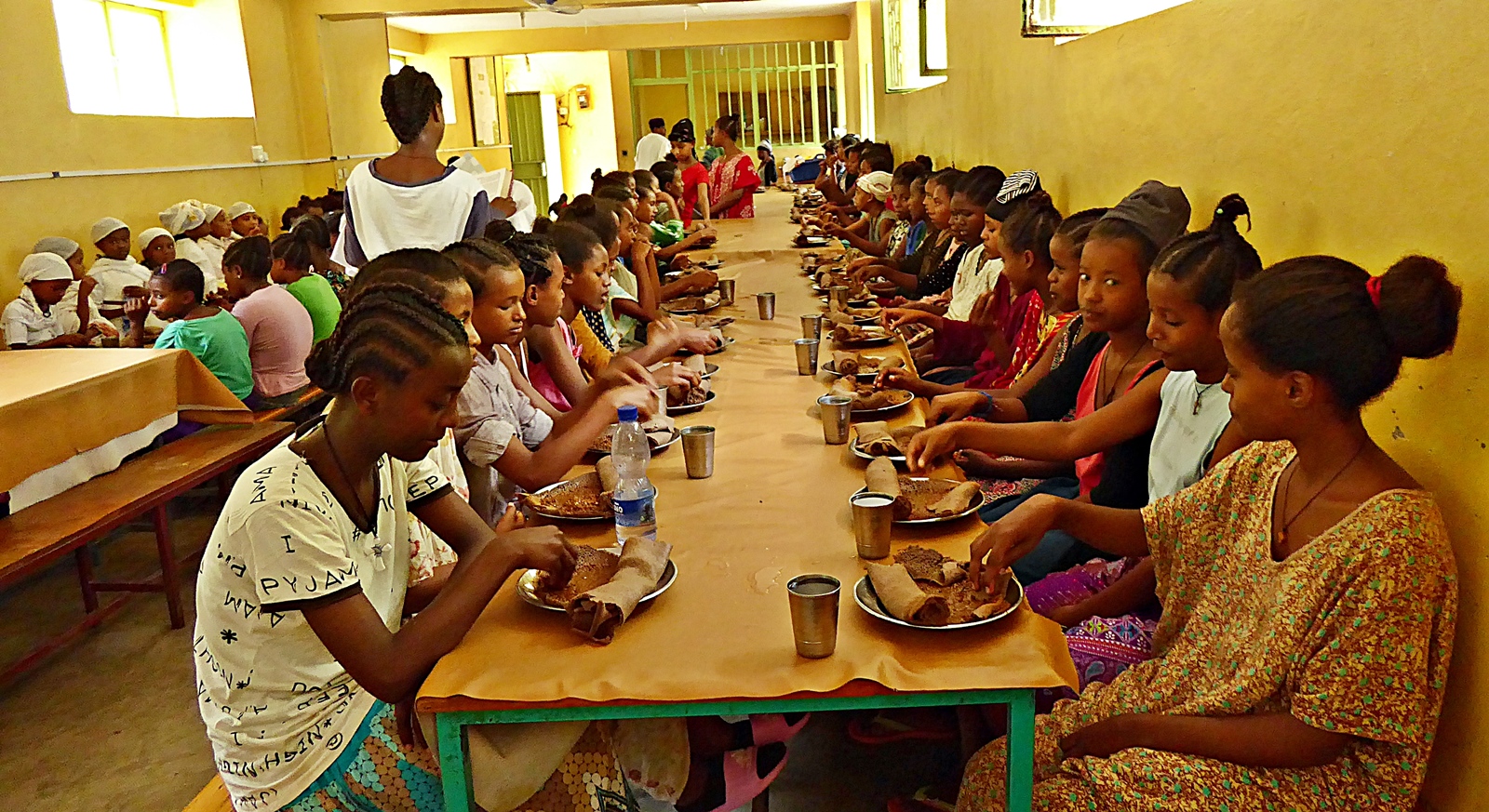 Geminsames Essen mit den Mädchen im Kinderheim Dire Dawa